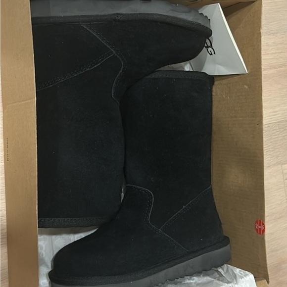 Girls Uggs - Picture 1 of 3